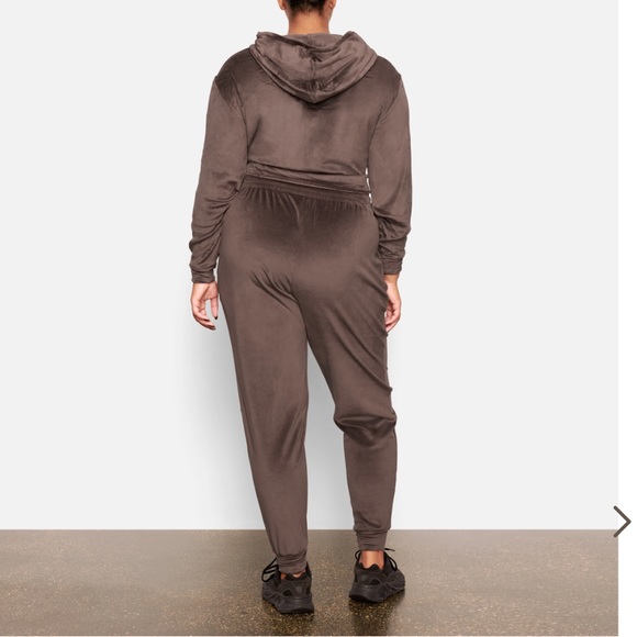 SKIMS Velour Joggers in Amethyst - Picture 4 of 4